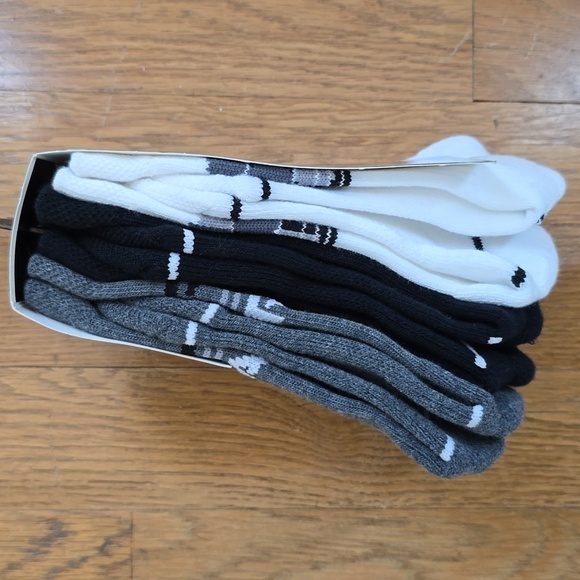 UNDER ARMOUR BRAND YOUTH CUSHIONED CREW SOCKS BUNDLE OF 3-- SIZE 13.5K - 4.5 - Picture 4 of 8